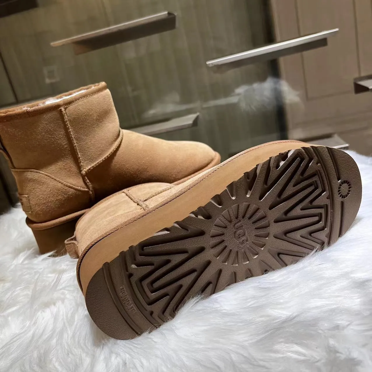 💰520 UGG sheepskin all-in-one snow boots. The official website synchronizes the new autumn and winter women's classic mini (thick sole) short snow boots 1134991, three-layer combination thick sole 5 cm, lightweight and non-slip, suede upper, 17 mm real wool lining, comfortable and casual, simple and fashionable! Color: Maroon Black Military Green Chocolate Size: 35-41